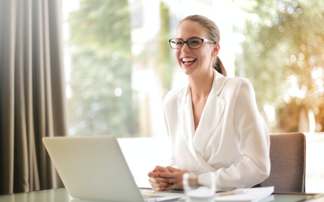 mujer usando un ordenador junto a sus nuevas gafas progresivas