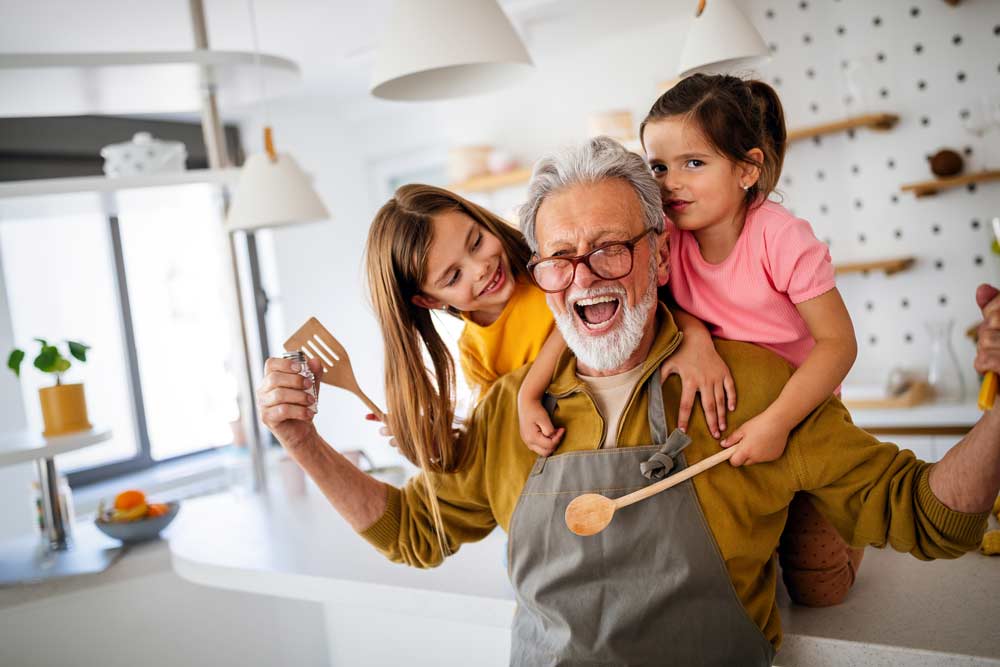 Abuelos con buen oído: escuchar bien para seguir conectados con los suyos